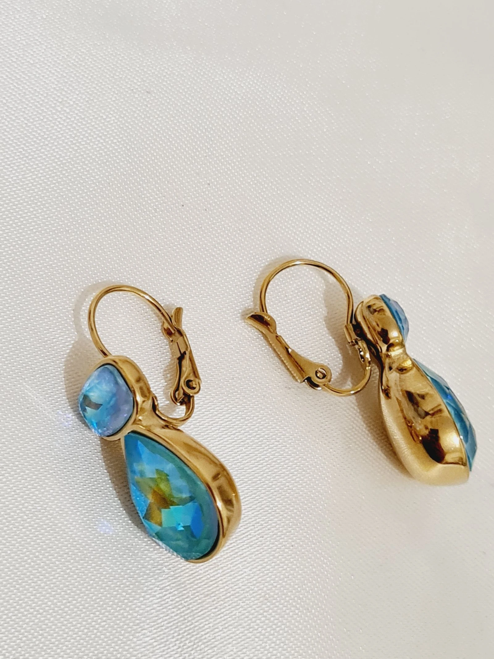 Gouden oorbellen met blauwe kristallen – photo 3